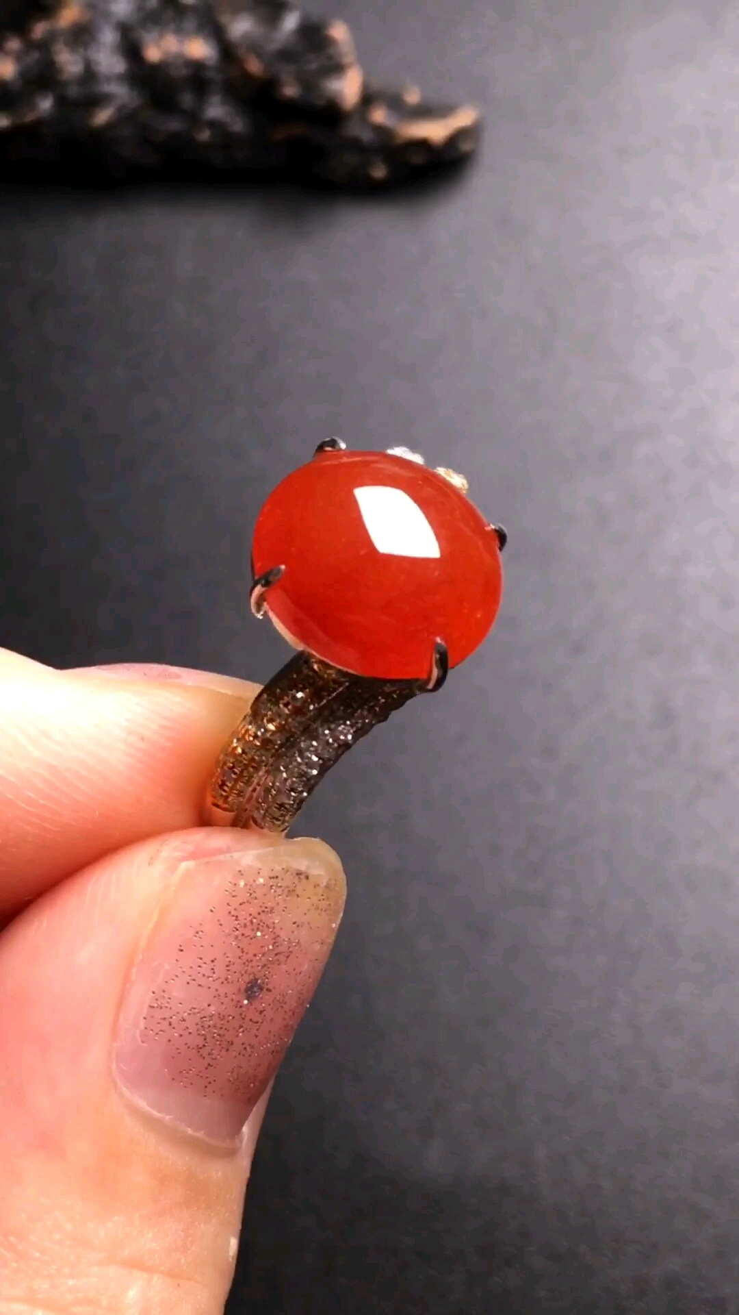 冰种红翡戒指,冰透水润,翠色鲜艳,莹亮如水