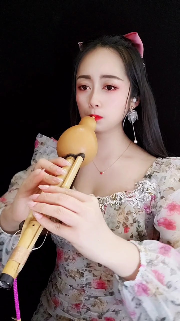 迷惑行为大赏#美女葫芦丝吹奏《小小的新娘花》,柔美的丝音,甜美醉人