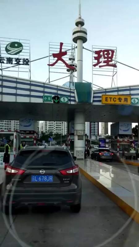 搞笑段子#云南大理的收费站的姑娘,颜值真是不一般的高,网友:爱了爱