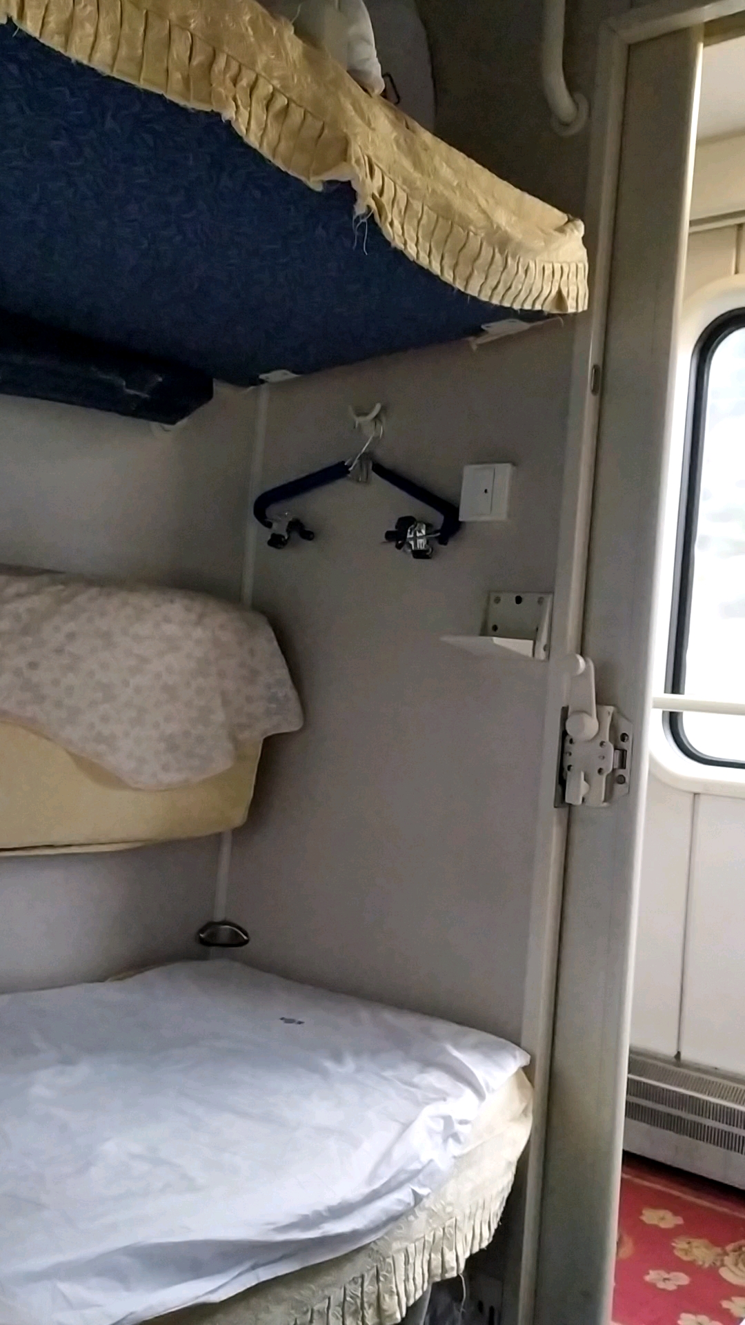 十一出游记#火车软卧与硬卧的区别:软卧上下两层一