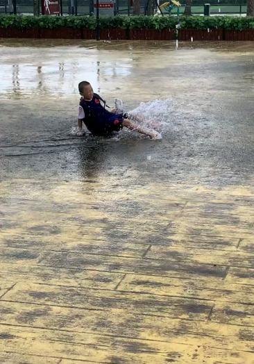 珠海金湾区三灶,放学小孩连连滑倒几次