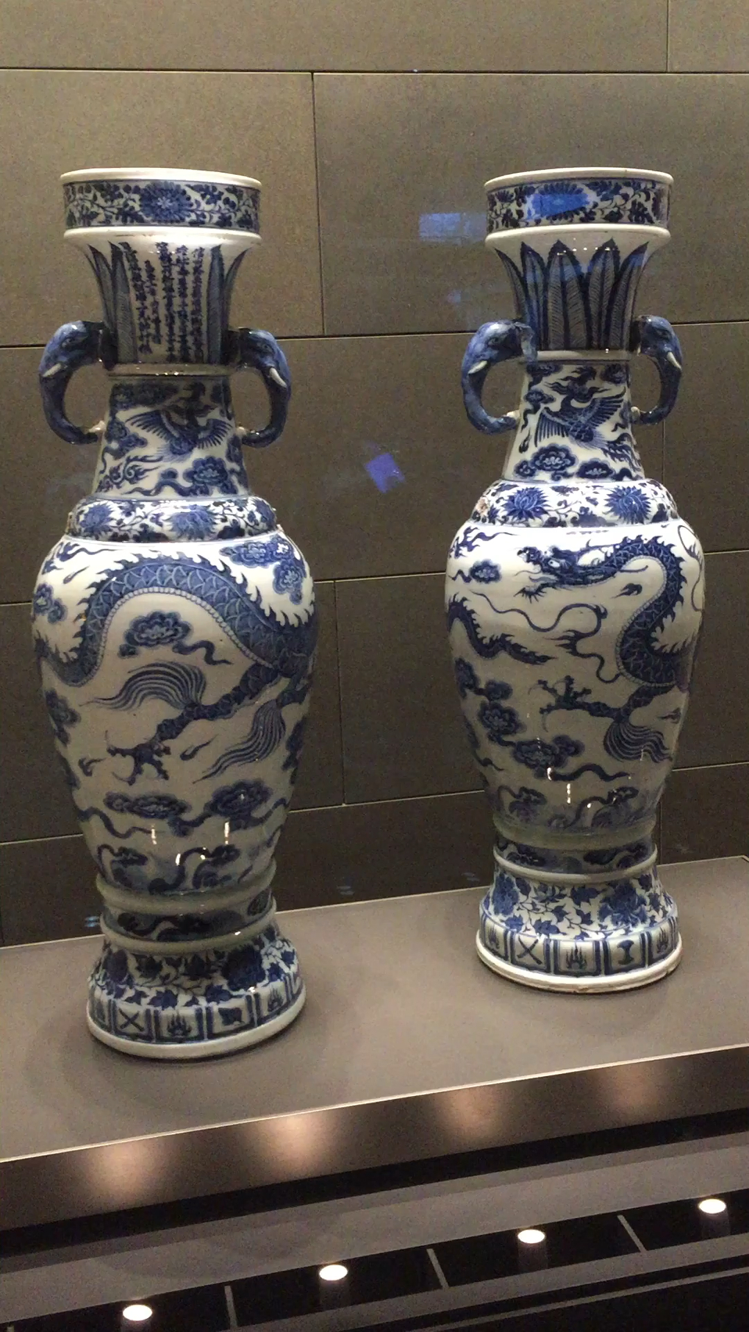 大英博物馆的元青花瓶,存世仅此一对,什么时候能回到中国.