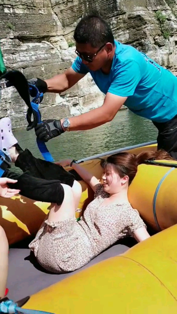 接到一个穿裙子蹦极的美女