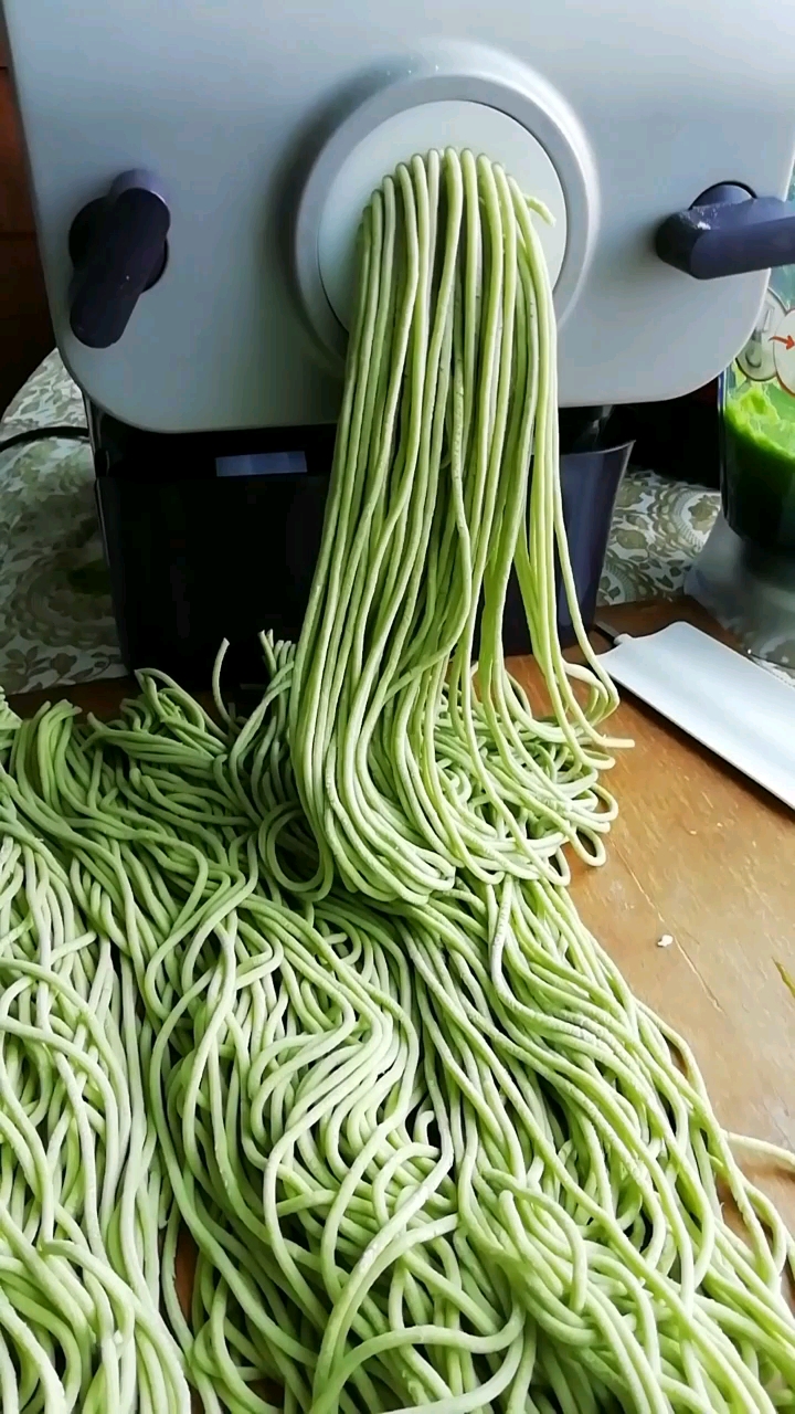 绿色食品,菠菜汁压的面条,老好吃啦,可劲道啦.