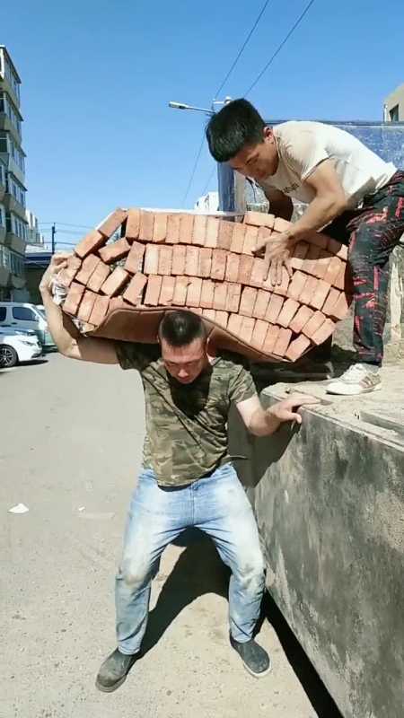 没那金刚钻莫揽瓷器活,背数块砖头上楼洋洋得意,结局却尴尬了-全民小