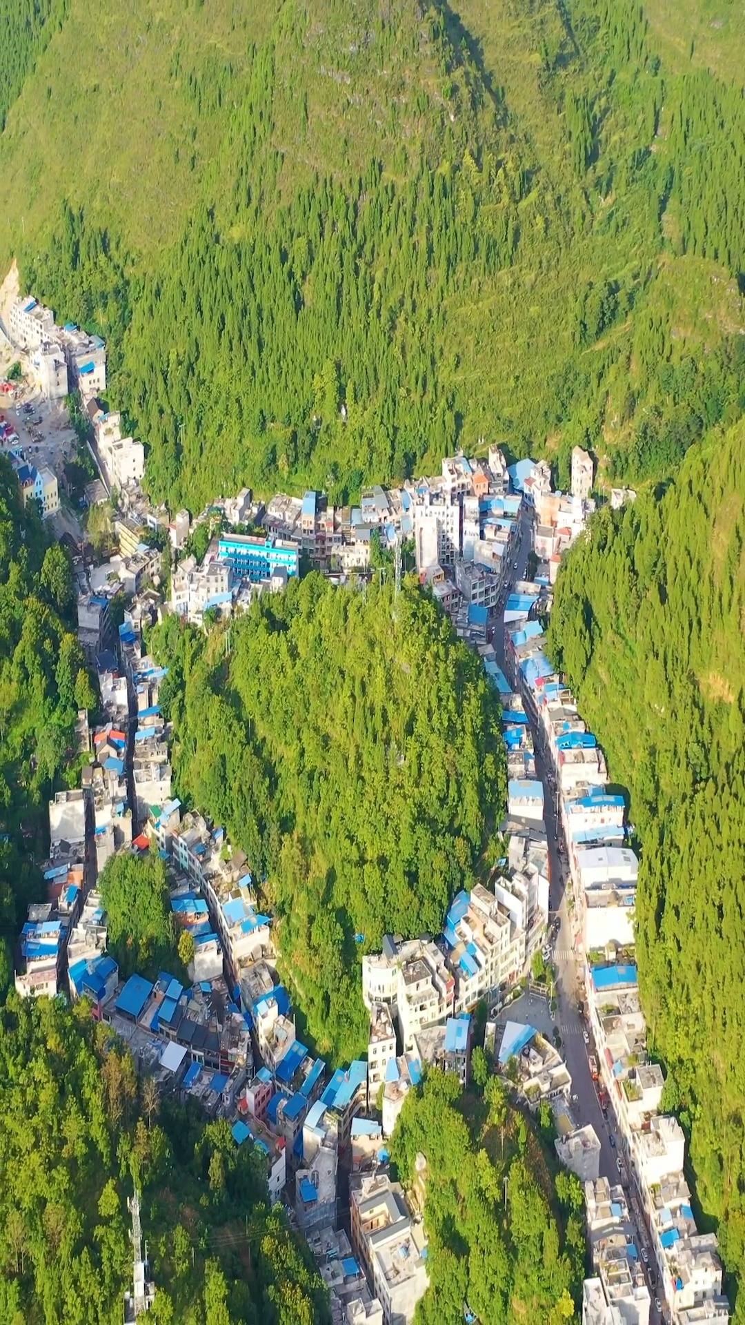 一夹在山中的城镇因为四处都被巨大的石头山围住所以这里也叫夹石镇