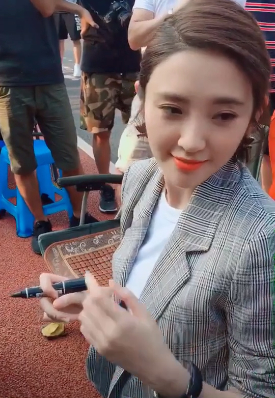 我怎么这么好看#杀青完的唐艺昕看到签名照是自家宠物,睹照片思狗的