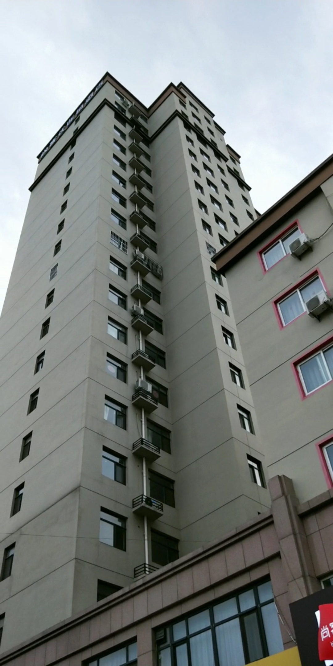 寻找最牛手艺人#五岁宝宝从十层楼上掉下来,摔到二楼玻璃钢顶上竟然