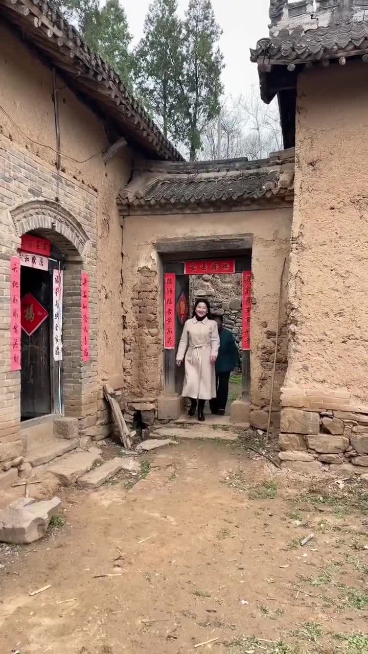 就这小破屋,一毛钱没花,娶了三个儿媳妇,更气人的是我还是其中一个