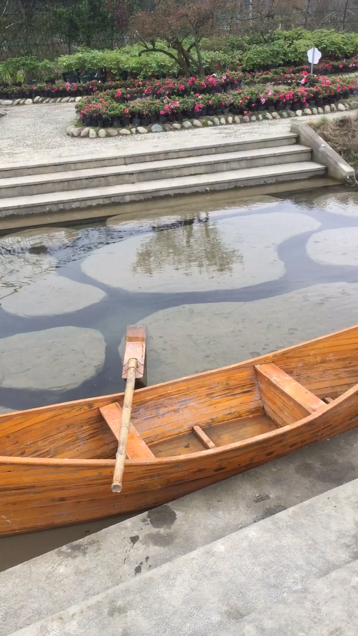 一条小船!一个水沟