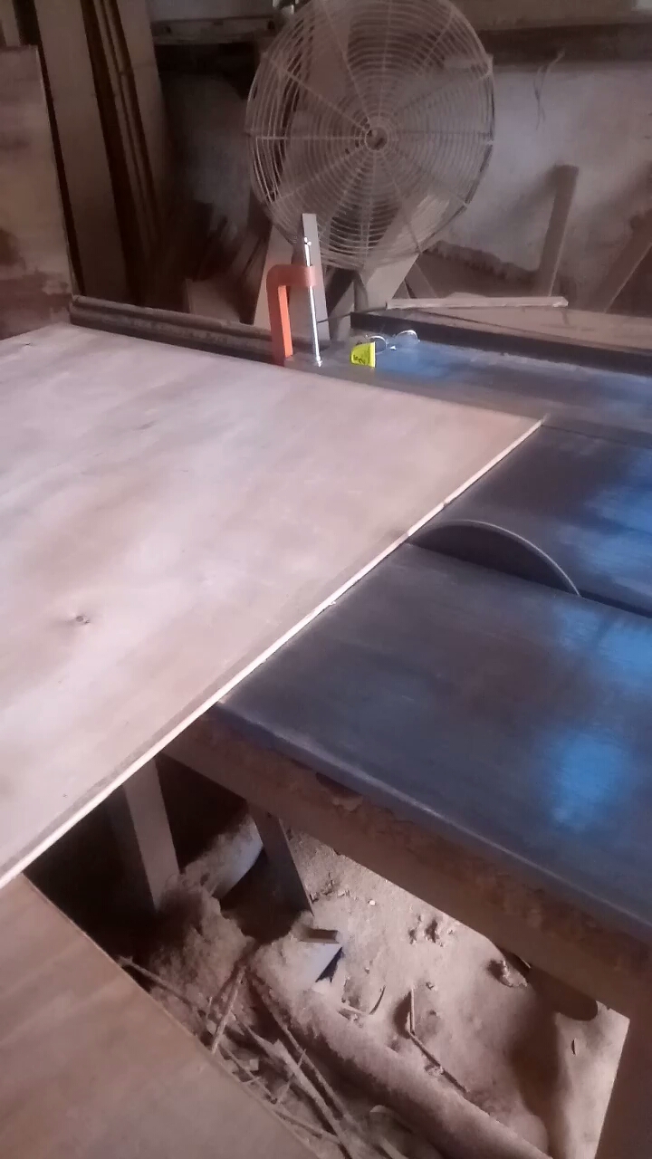 锯板要注意安全哦.