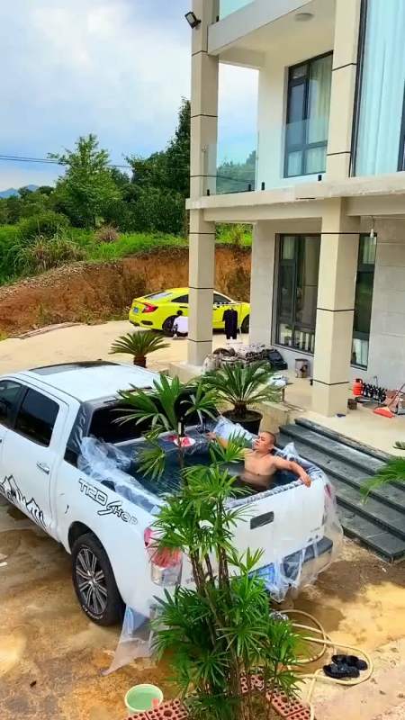 别墅美酒豪车泳池,有钱人的娱乐方式,大哥一个不少!