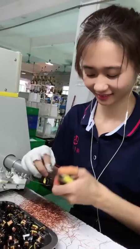 17岁出来打工,做过服务员摆过地摊,现在工厂打工-度小视