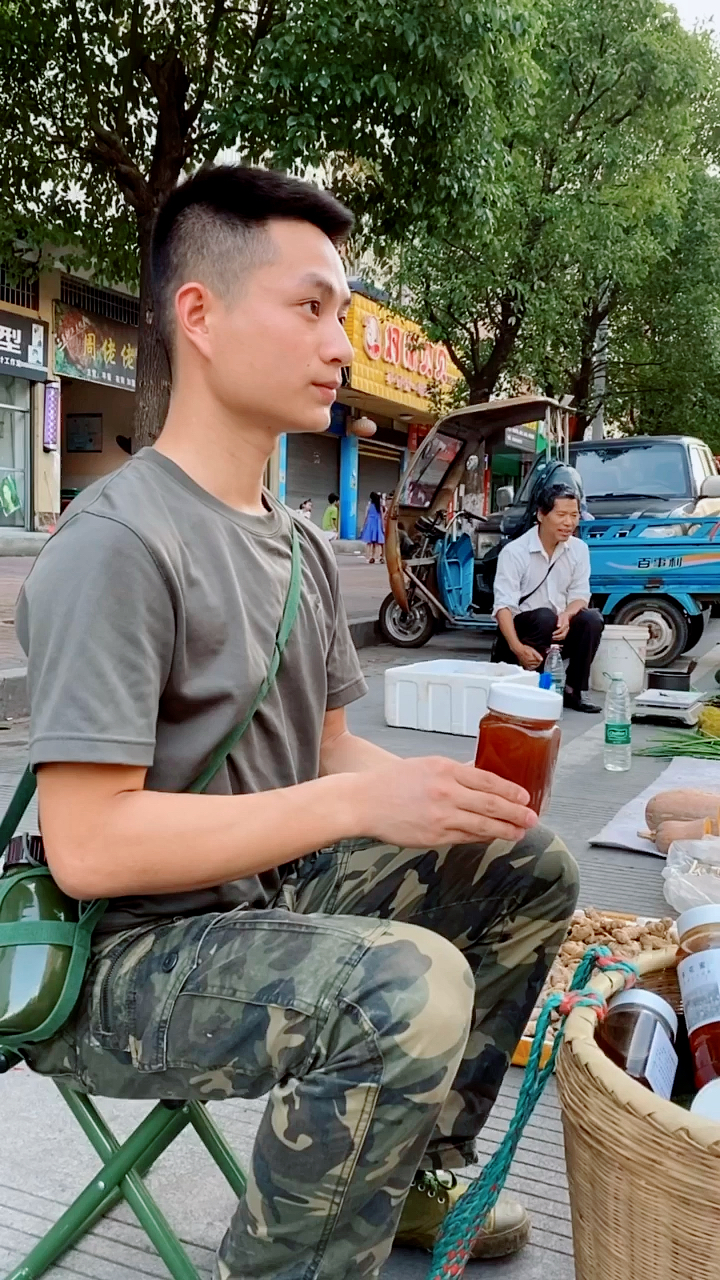 我是小鹏,一个90后农村小伙,长得不好看,穿的也不