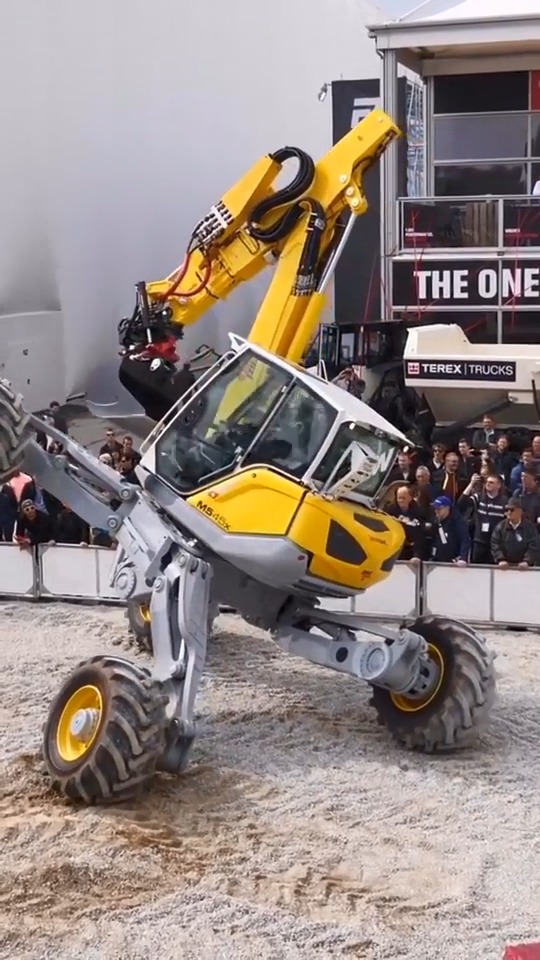 这是高手#高科技全地形挖掘机,老外见了,死皮赖脸的非要买!