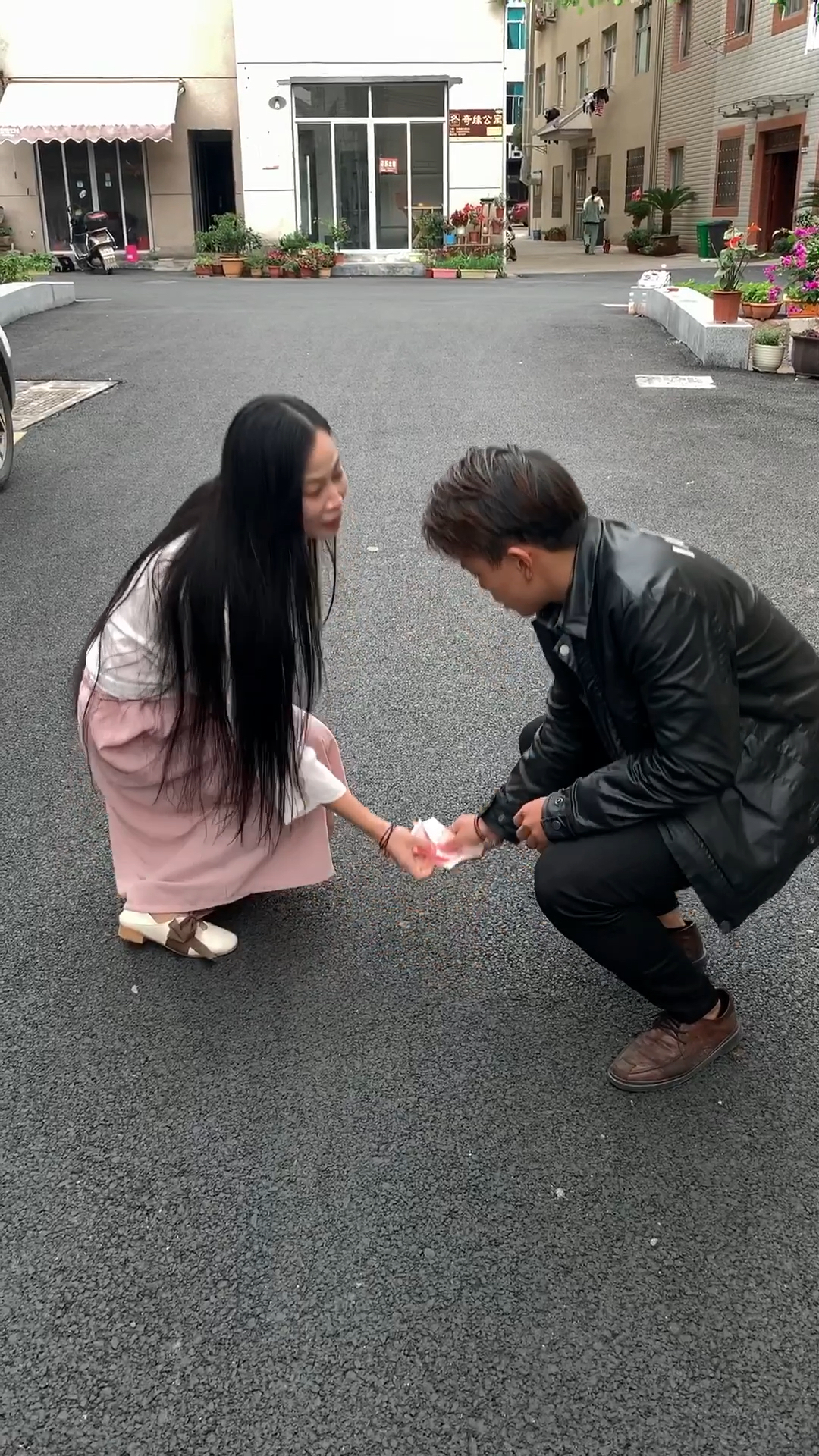 捡钱:两个人同时捡到钱,你们应该怎么分?