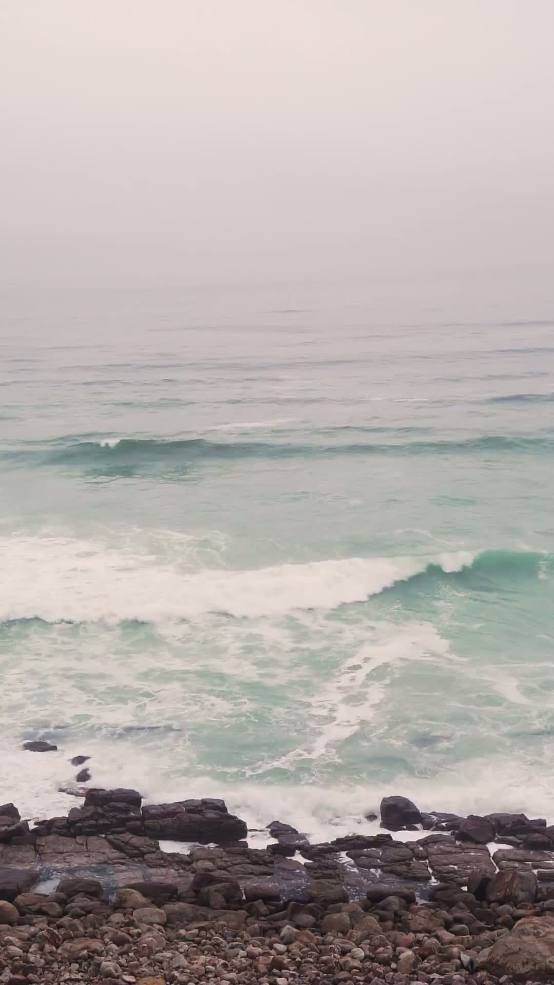 海面波涛汹涌,激起阵阵白沫