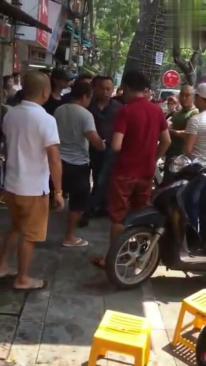实拍越南小偷被当街暴打,这样打法你们赞同吗?