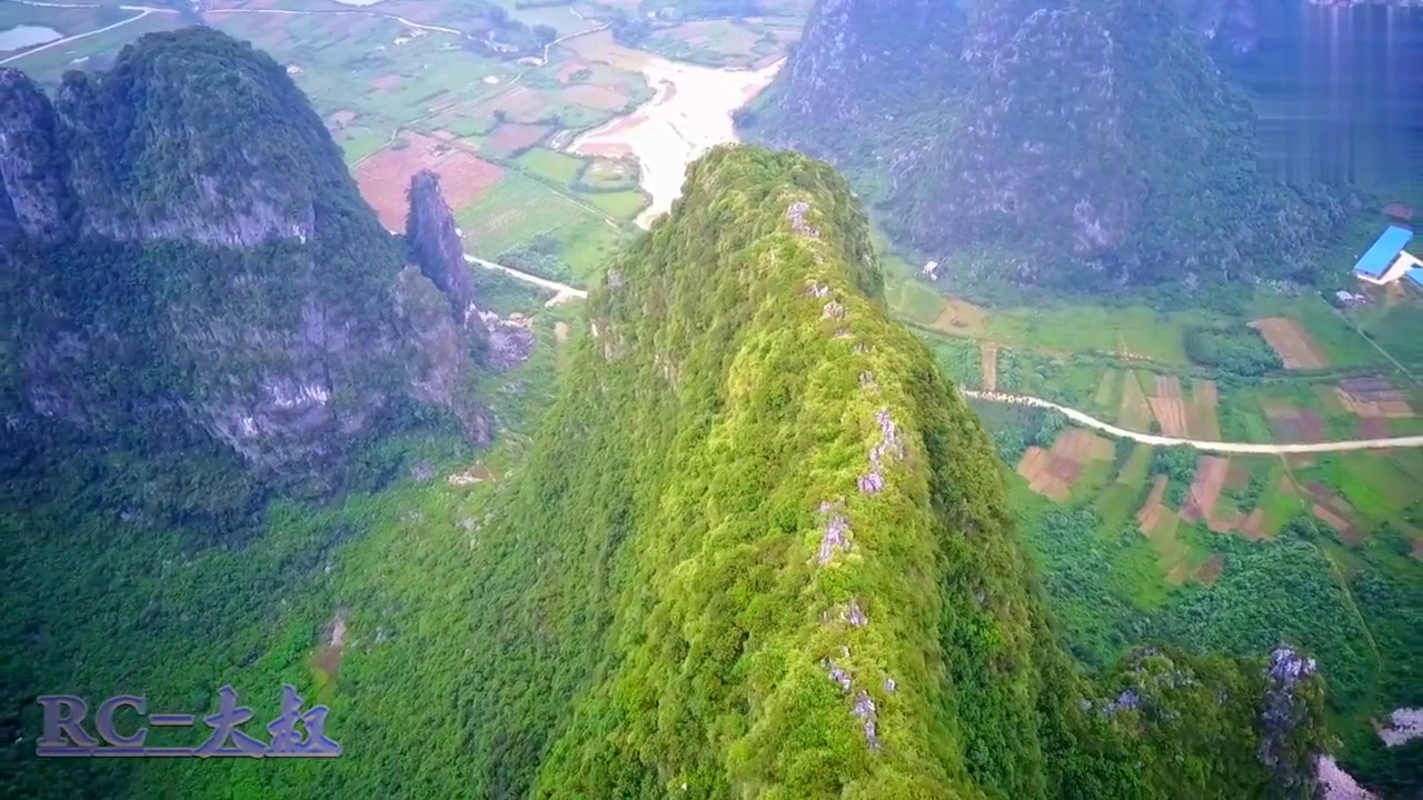 好美!看看这大自然的鬼斧神工,航拍广西贺州市的钟山十里画廊