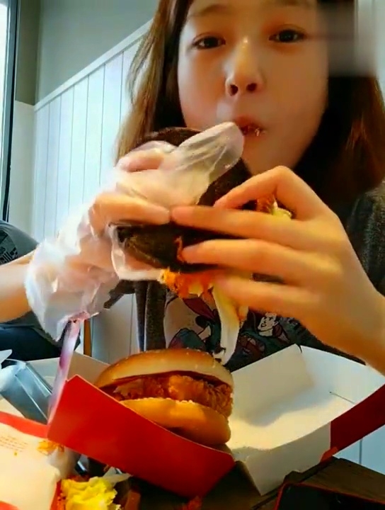 美女吃愤怒汉堡包美食,少吃点吧