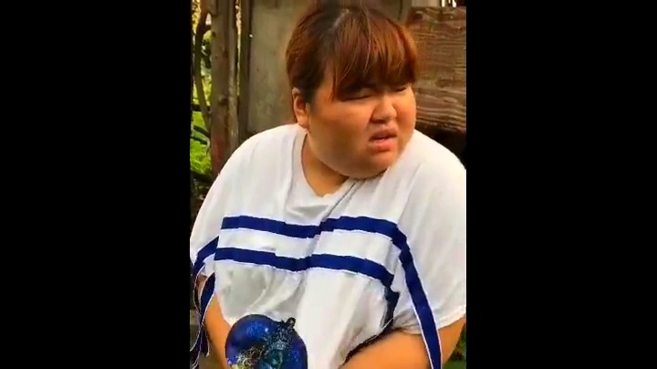 胖妞搞笑视频,胖妞给老公唱了一首歌,老公听完后蒙圈了,笑死人